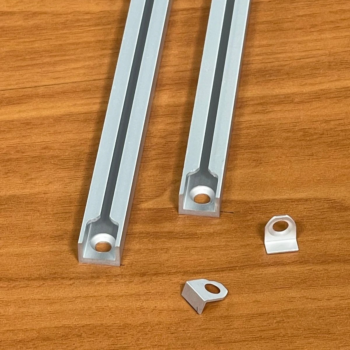 Grey shield and silver square binder, 180 cm long